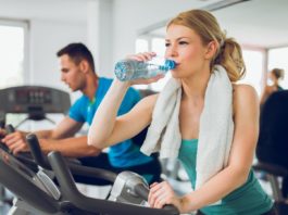 Как правильно и сколько нужно пить воды на тренировке
